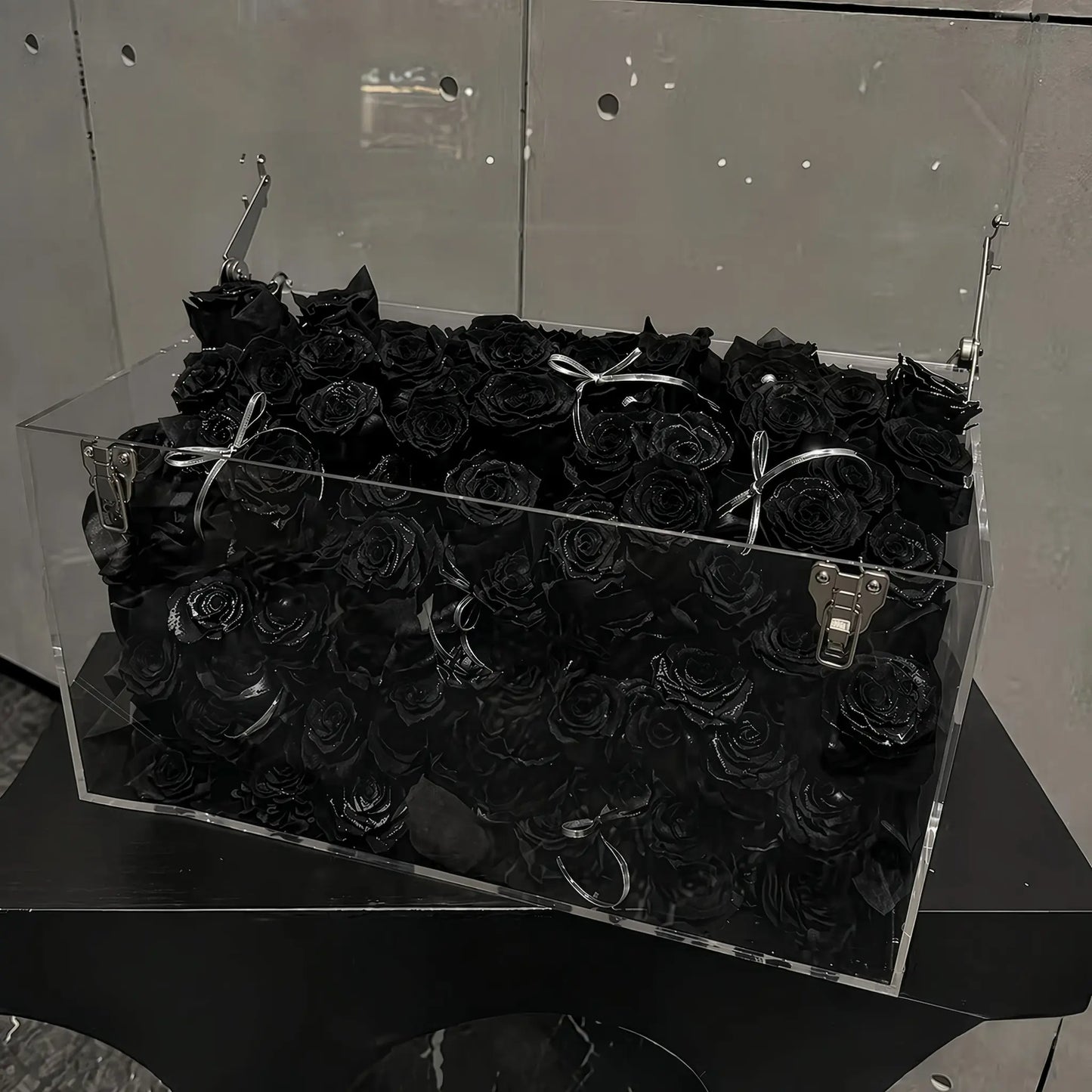 LULU ROSÉE Grande Eternal Acrylic Handbag Rose Box, luxury handbag-shaped transparent acrylic gift box filled with premium black preserved roses, dark high-end aesthetic, customizable flower colors, romantic everlasting floral souvenir for anniversary & birthday gifting
