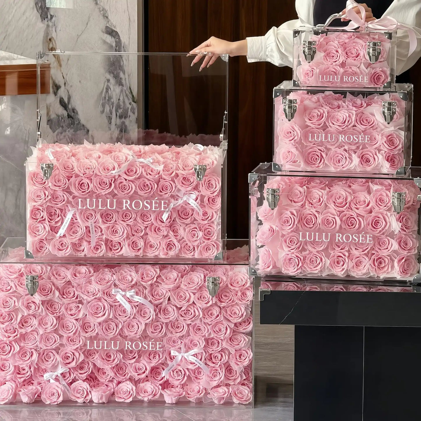 LULU ROSÉE Grande Eternal Acrylic Handbag Rose Box, luxury handbag-shaped transparent acrylic gift box filled with blush pink preserved roses, multi-size full set display, customizable flower colors, romantic everlasting floral souvenir for anniversary & birthday gifting