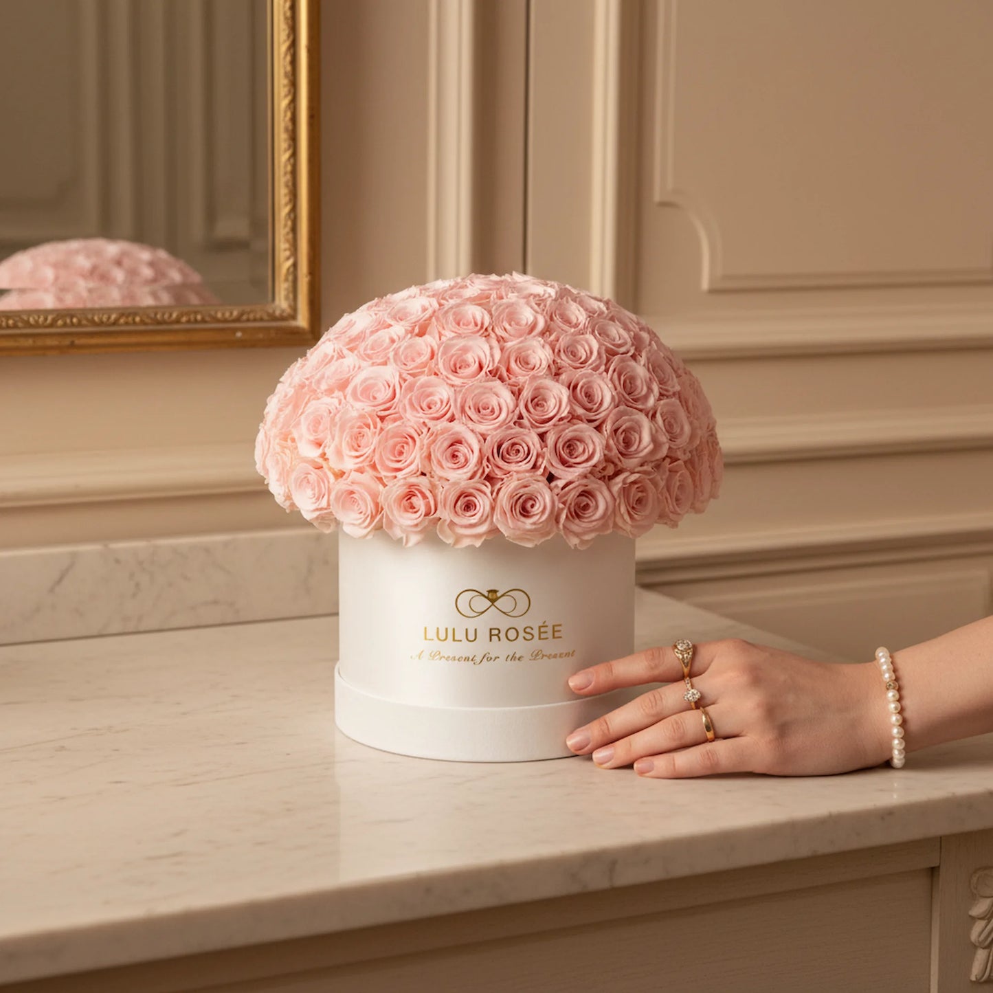 LULU ROSÉE large le plein baby pink roses white box on a wooden surface.